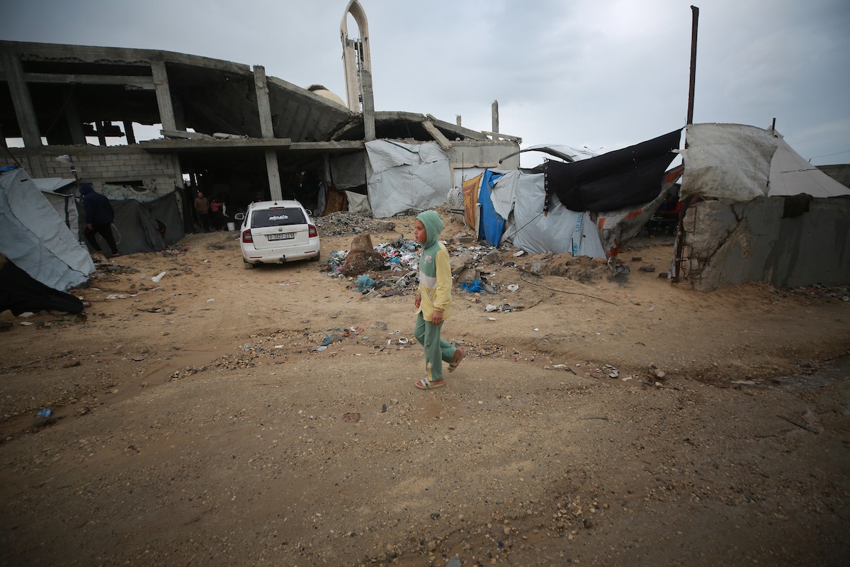 تعيش عائلات فلسطينية نازحة في خيام مهترئة غرب مدينة غزة، 28 ديسمبر/كانون الأول 2025. تصوير: عمر أشتوي