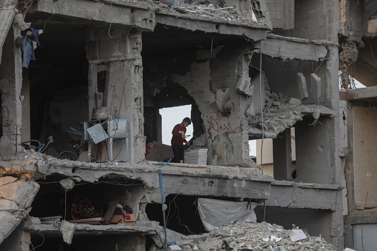 يواصل الفلسطينيون النازحون حياتهم اليومية في ظل ظروف صعبة داخل خيام النزوح المنتشرة وسط الدمار في حي الزيتون، جنوب شرق مدينة غزة، في 9 ديسمبر/كانون الأول 2025. تصوير: عمر أشتوي