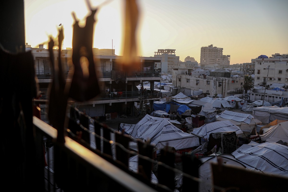 يواصل الفلسطينيون حياتهم اليومية في ظل ظروف صعبة في مدارس الأونروا بمدينة غزة في الأول من ديسمبر/كانون الأول 2025