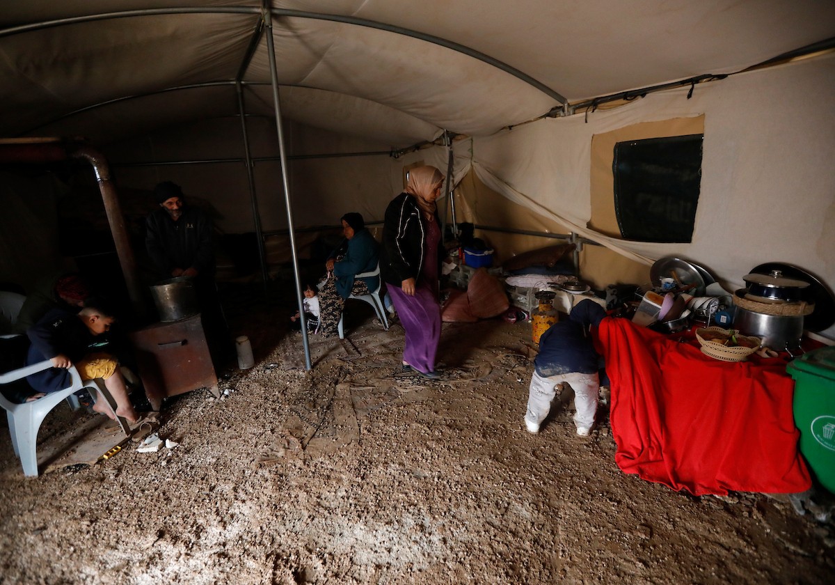 مياه الأمطار تغمر خيمة عائلة حرب التي أقامتها على أنقاض منزلهم الذي هدمه الجيش الإسرائيلي في 9 ديسمبر، في منطقة خلات الفرا، غرب يطا، جنوب الخليل، 29 ديسمبر/كانون الأول 2025. تصوير: مأمون وزواز