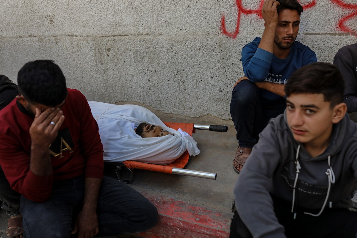 فلسطينيون ينعون ويحملون جثامين عدد من القتلى في غارة إسرائيلية على بيت لاهيا، بينهم أحد عناصر الدفاع المدني، خلال جنازة في مستشفى الشفاء بمدينة غزة