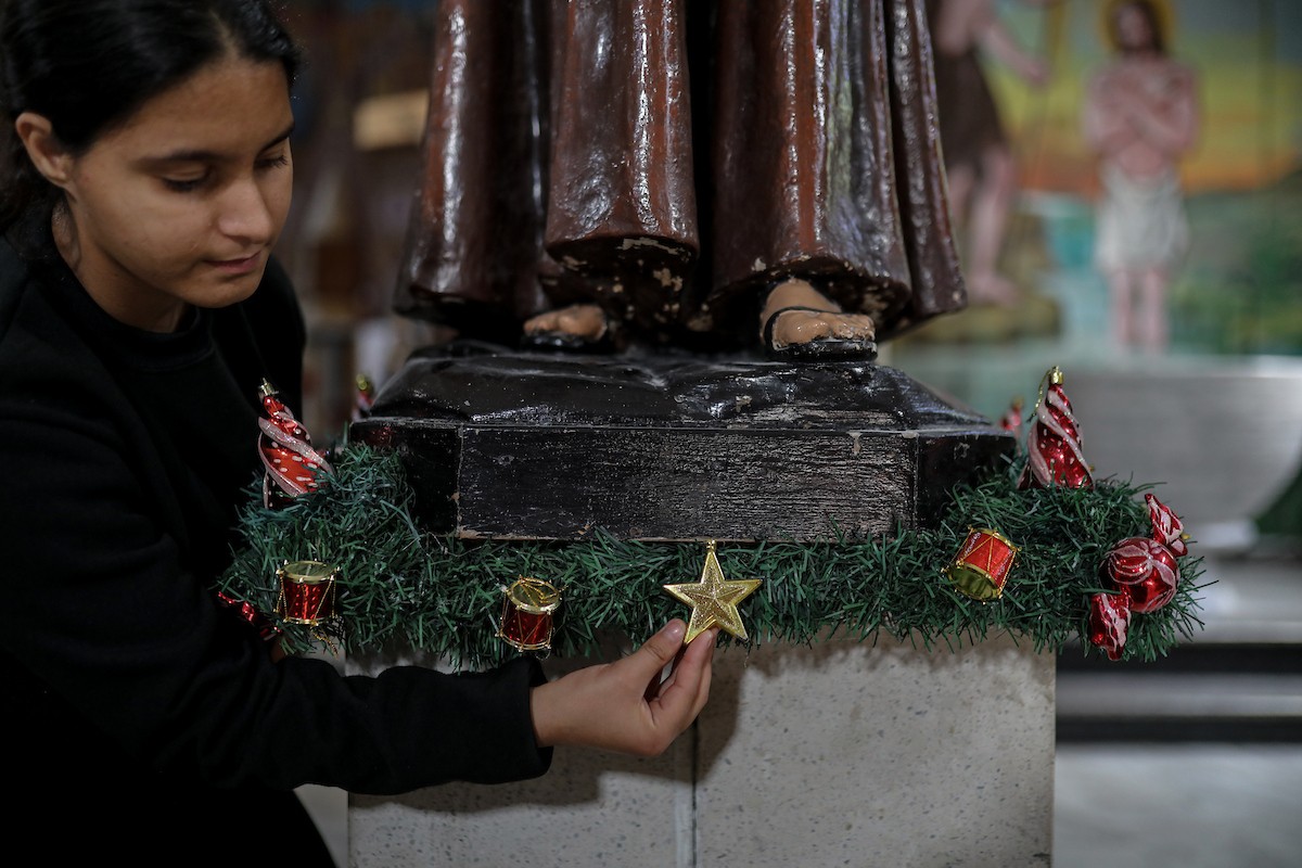 المسيحيون الفلسطينيون يزينون كنيسة دير اللاتين في مدينة غزة، في ظل الظروف الصعبة التي يمر بها القطاع المحاصر، استعدادًا لاحتفالات رأس السنة، ويواصلون استعداداتهم رغم الصعوبات التي يواجهها. 9 ديسمبر/كانون الأول 2025. تصوير: عمر أشتوي