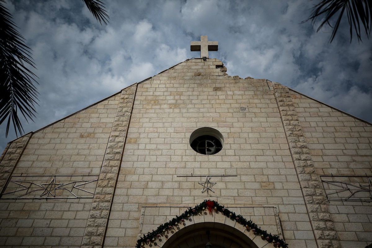 بطريرك اللاتين في القدس الكاردينال بييرباتيستا بيتسابالا يترأس قداس عيد الميلاد في غزة يوم الأحد 21 ديسمبر/كانون الأول 2025.تصوير: عمر أشتوي