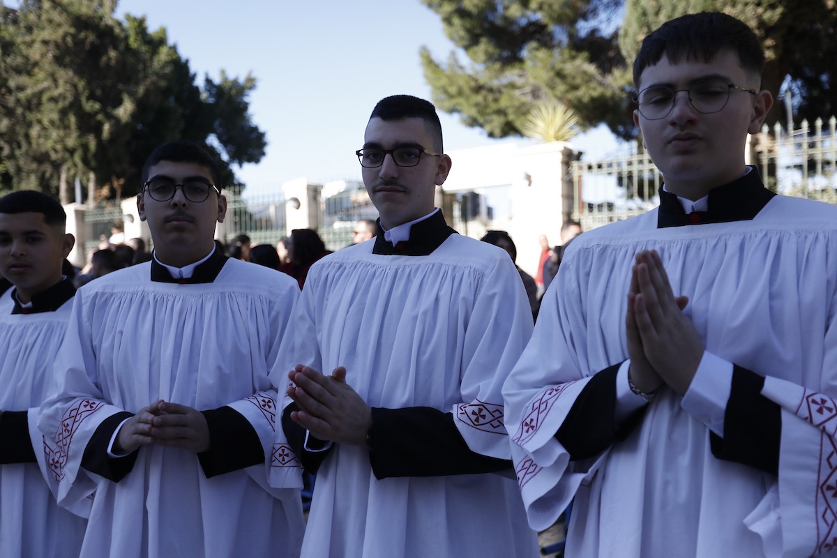 البطريرك اللاتيني للقدس، الكاردينال الإيطالي بييرباتيستا بيتسابالا يستقبل الحجاج والسياح لدى وصوله لترؤس قداس منتصف الليل في كنيسة المهد بمدينة بيت لحم، 24 ديسمبر/كانون الأول 2025،  (صور: مأمون وزواز/ apa)