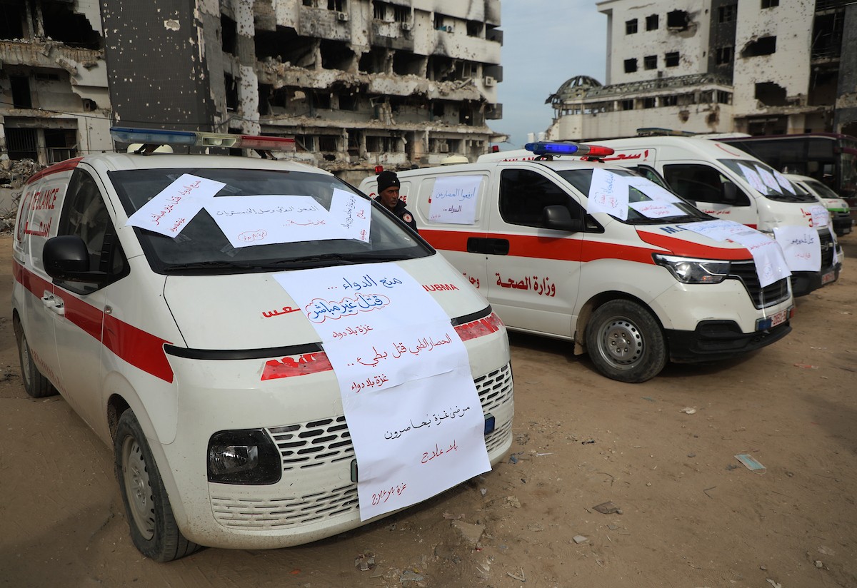 وقفة للطواقم الطبية في مستشفى الشفاء للمطالبة بإدخال الأدوية والمعدات الطبية إلى قطاع غزة 21، ديسمبر/كانون الأول 2025. تصوير: عمر أشتوي