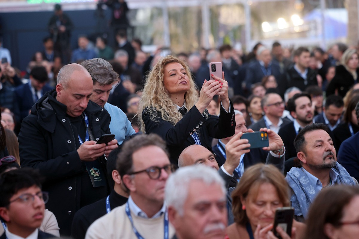 الرئيس الفلسطيني محمود عباس (أبو مازن) يلقي خطاباً في مؤتمر حزب إخوة إيطاليا. روما، إيطاليا، ١٢ ديسمبر/كانون الأول ٢٠٢٥