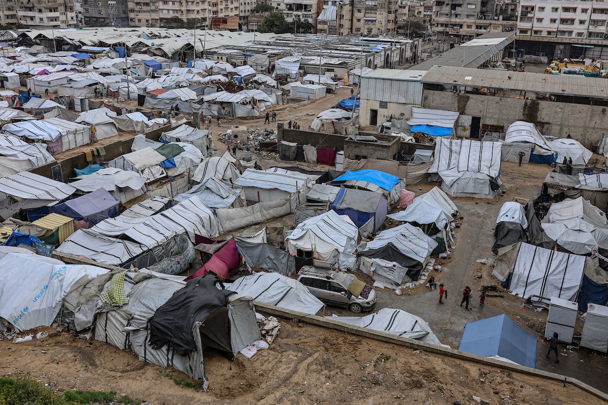 مشاهد عامة لخيام متداعية في مدينة غزة، حيث لم تعد توفر أي حماية من برد الشتاء القارس والأمطار الغزيرة. تسببت العاصفة الأخيرة في غمر آلاف الخيام بالمياه واقتلاعها في مدينة غزة. 29 ديسمبر/كانون الأول 2025. تصوير: عمر أشتوي