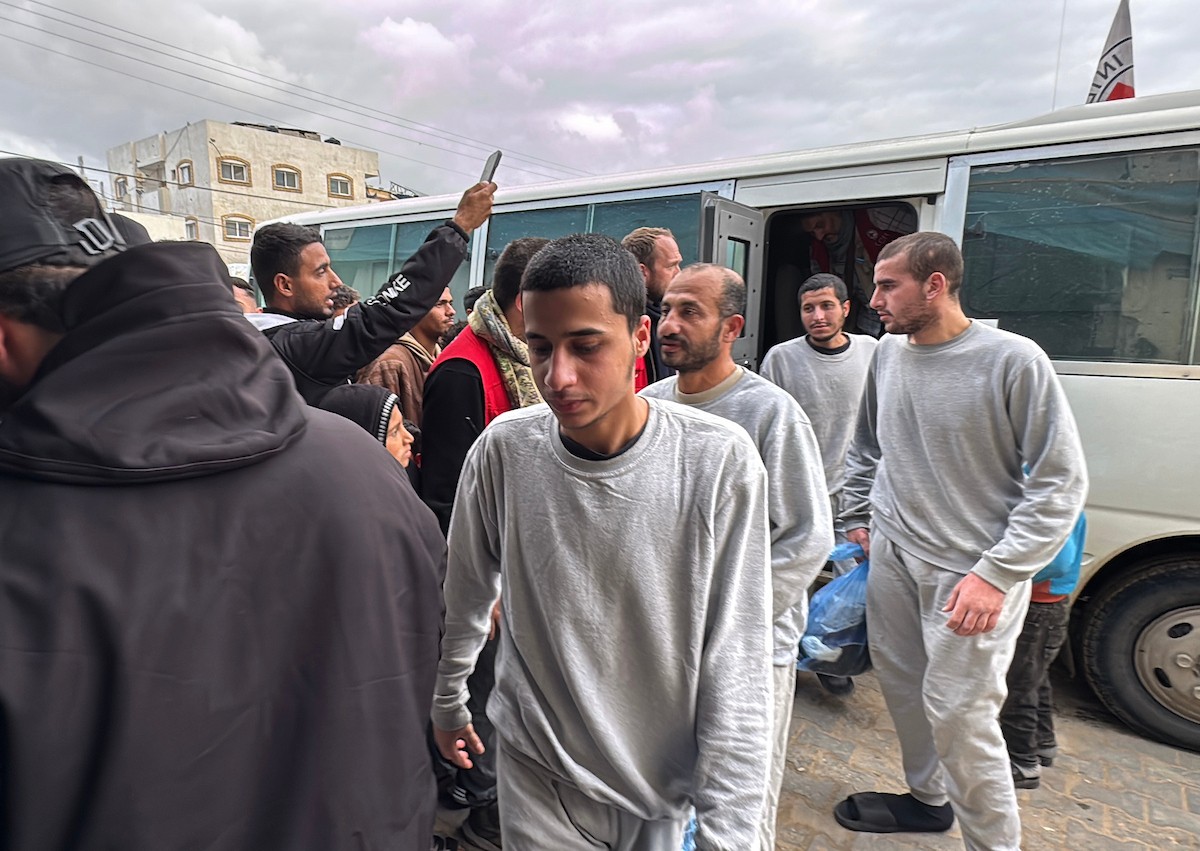 نقل أسرى فلسطينيين أفرج عنهم الجيش الإسرائيلي بواسطة سيارات تابعة للصليب الأحمر إلى مستشفى شهداء الأقصى لإجراء فحوصات طبية في دير البلح، وسط قطاع غزة، بتاريخ 28 ديسمبر/كانون الأول 2025. تصوير: أحمد إبراهيم