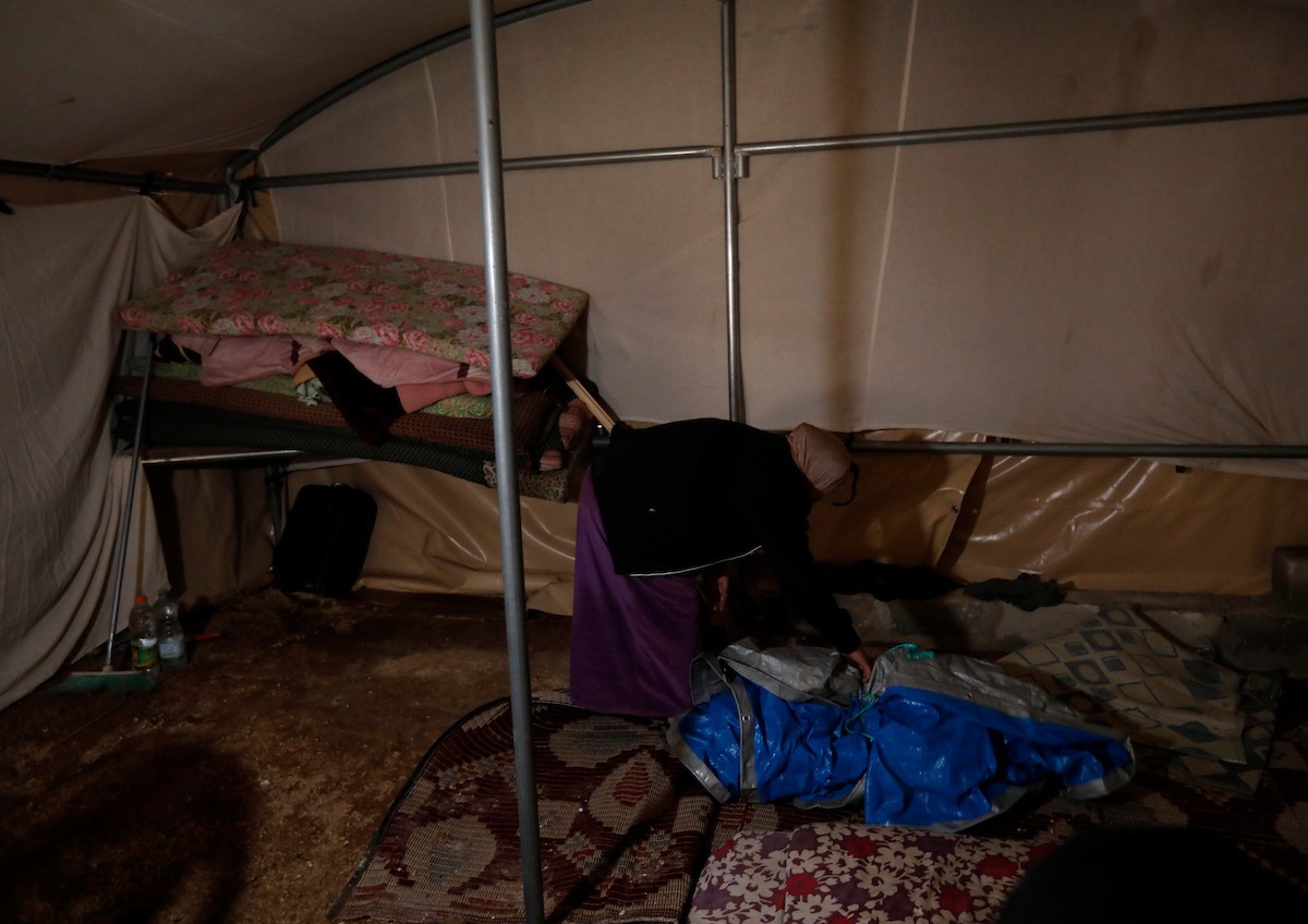 مياه الأمطار تغمر خيمة عائلة حرب التي أقامتها على أنقاض منزلهم الذي هدمه الجيش الإسرائيلي في 9 ديسمبر، في منطقة خلات الفرا، غرب يطا، جنوب الخليل، 29 ديسمبر/كانون الأول 2025. تصوير: مأمون وزواز