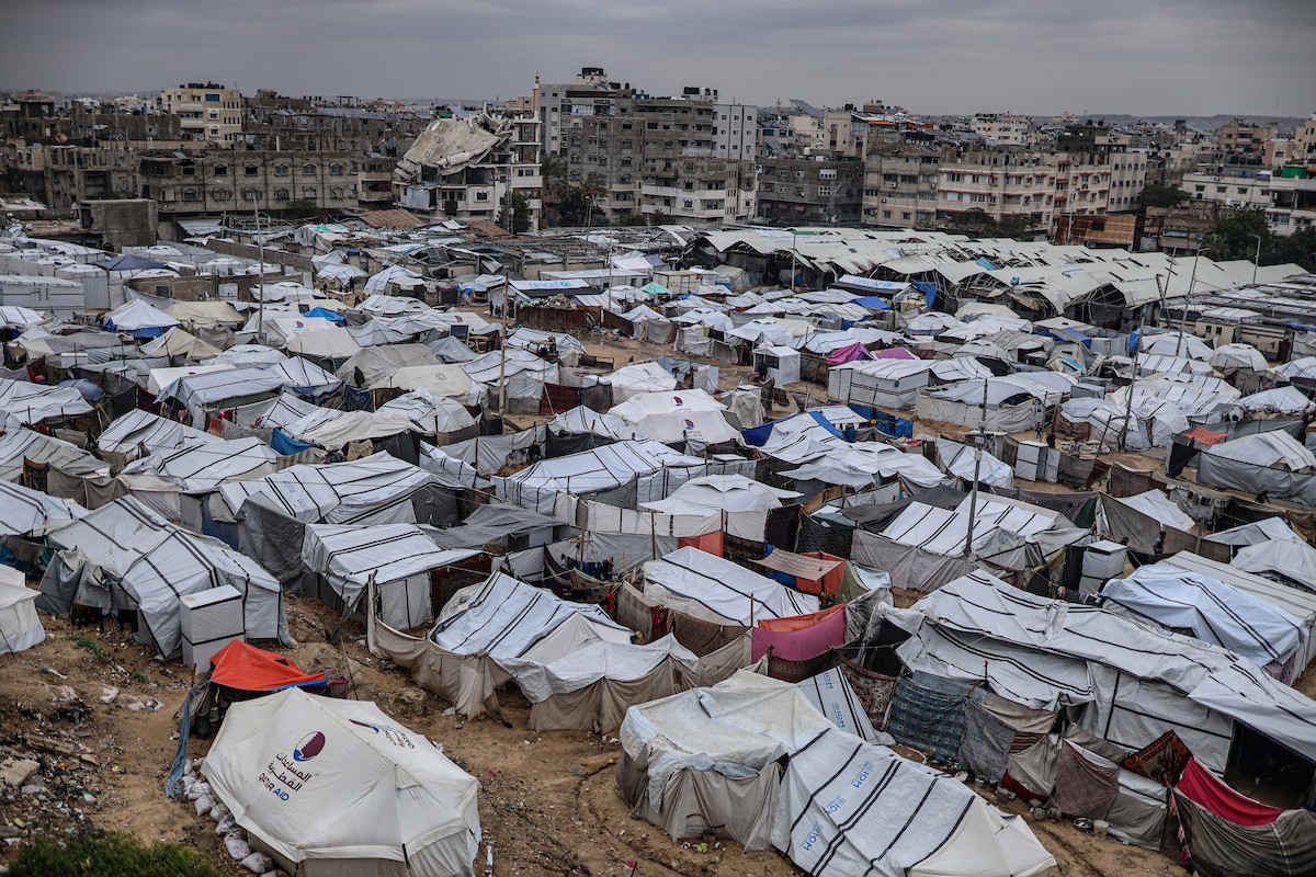مشاهد عامة لخيام متداعية في مدينة غزة، حيث لم تعد توفر أي حماية من برد الشتاء القارس والأمطار الغزيرة. تسببت العاصفة الأخيرة في غمر آلاف الخيام بالمياه واقتلاعها في مدينة غزة. 29 ديسمبر/كانون الأول 2025. تصوير: عمر أشتوي
