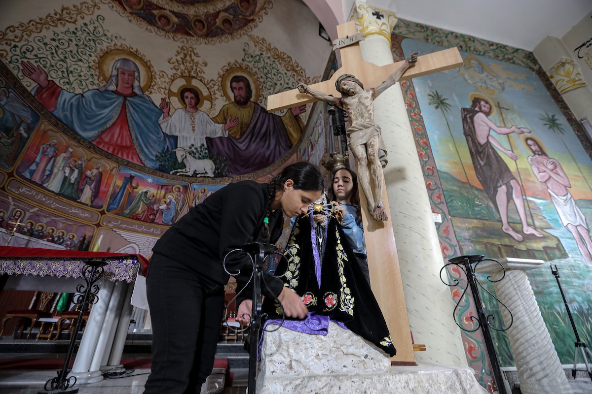 المسيحيون الفلسطينيون يزينون كنيسة دير اللاتين في مدينة غزة، في ظل الظروف الصعبة التي يمر بها القطاع المحاصر، استعدادًا لاحتفالات رأس السنة، ويواصلون استعداداتهم رغم الصعوبات التي يواجهها. 9 ديسمبر/كانون الأول 2025. تصوير: عمر أشتوي