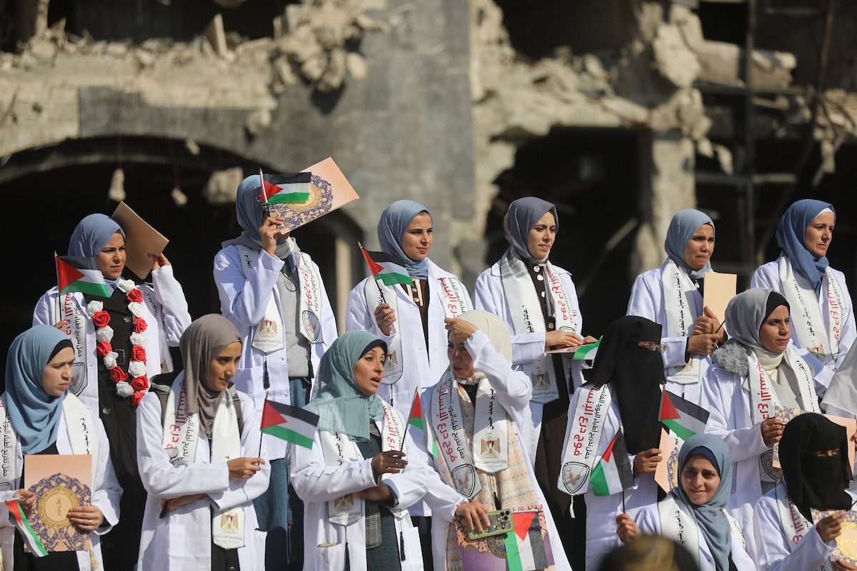 حفل تخرج للأطباء الحاصلين على البورد الفلسطيني في ساحة  الشفاء بمدينة غزة، 25 ديسمبر/كانون الأول 2025.تصوير: عمر أشتوي