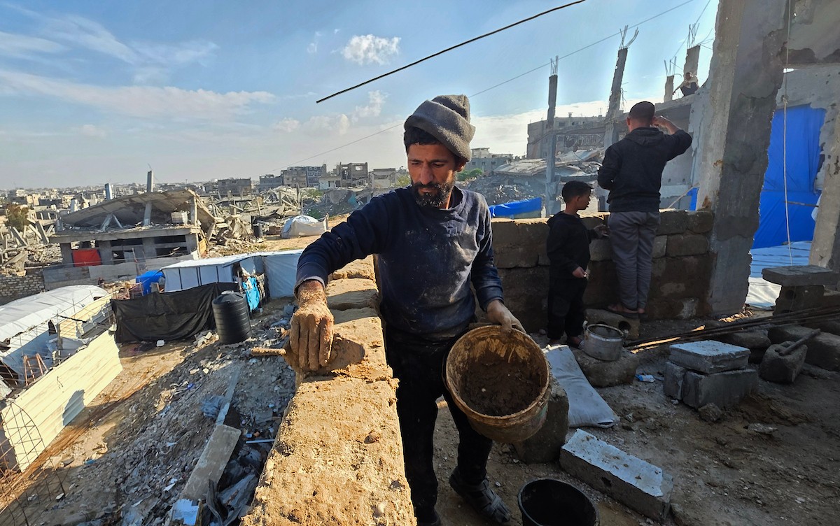 يبني الفلسطينيون بيوتًا طينية في خان يونس جنوب قطاع غزة، مستخدمين أدوات وأساليب بدائية في محاولة لتوفير مأوى آمن لأنفسهم من برد الشتاء القارس