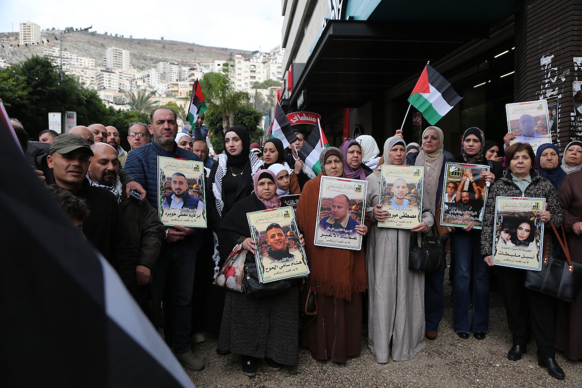 وقفة احتجاجية في نابلس تطالب بالإفراج الأسرى وعدم المساس برواتبهم، 30 ديسمبر/كانون الأول 2025. تصوير: محمد ناصر