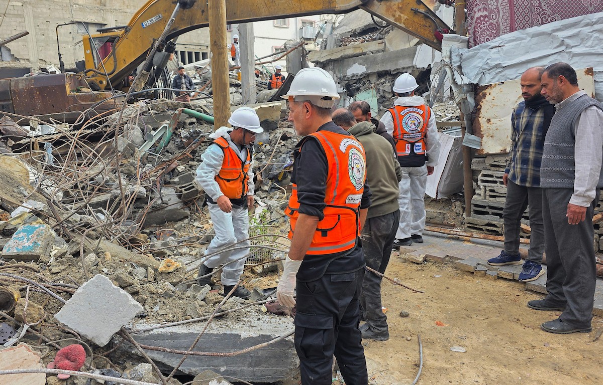 فرق الدفاع المدني تبدأ عمليات البحث عن 55 جثة تحت أنقاض 13 منزلاً دمرها القصف الإسرائيلي في خان يونس، 20 ديسمبر/كانون الأول 2025. صور: طارق محمد/ (APA )