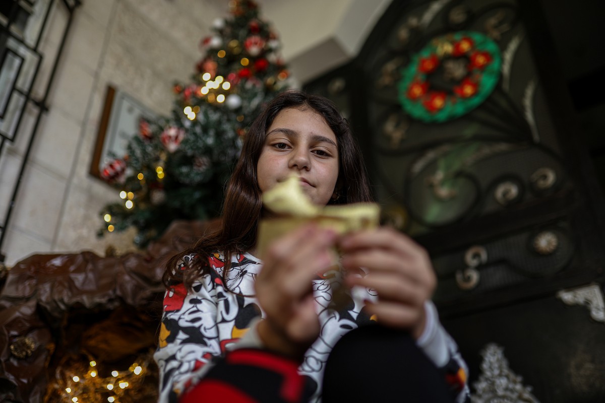 المسيحيون الفلسطينيون يزينون كنيسة دير اللاتين في مدينة غزة، في ظل الظروف الصعبة التي يمر بها القطاع المحاصر، استعدادًا لاحتفالات رأس السنة، ويواصلون استعداداتهم رغم الصعوبات التي يواجهها. 9 ديسمبر/كانون الأول 2025. تصوير: عمر أشتوي