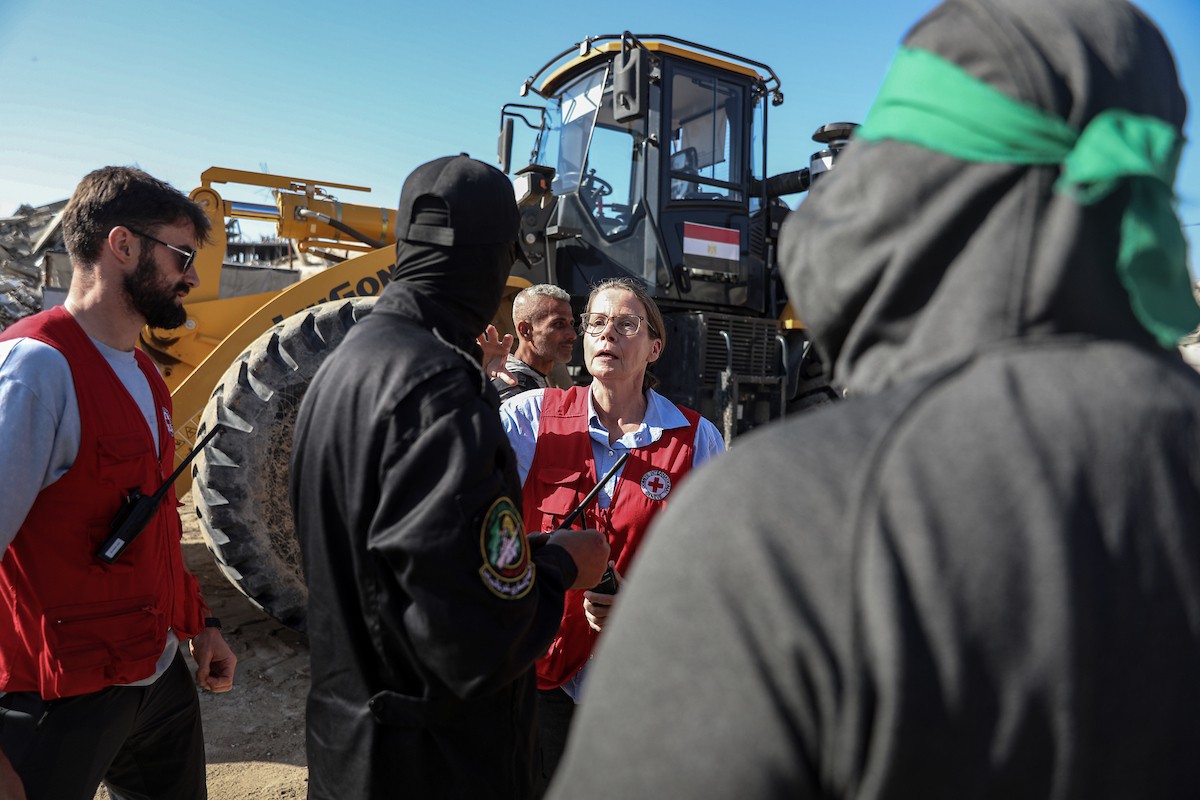 تُجري كتائب القسام واللجنة الدولية للصليب الأحمر ووفد مصري جهود بحث لانتشال جثث أسرى إسرائيليين في جباليا شمال قطاع غزة في الأول من ديسمبر/كانون الأول 2025