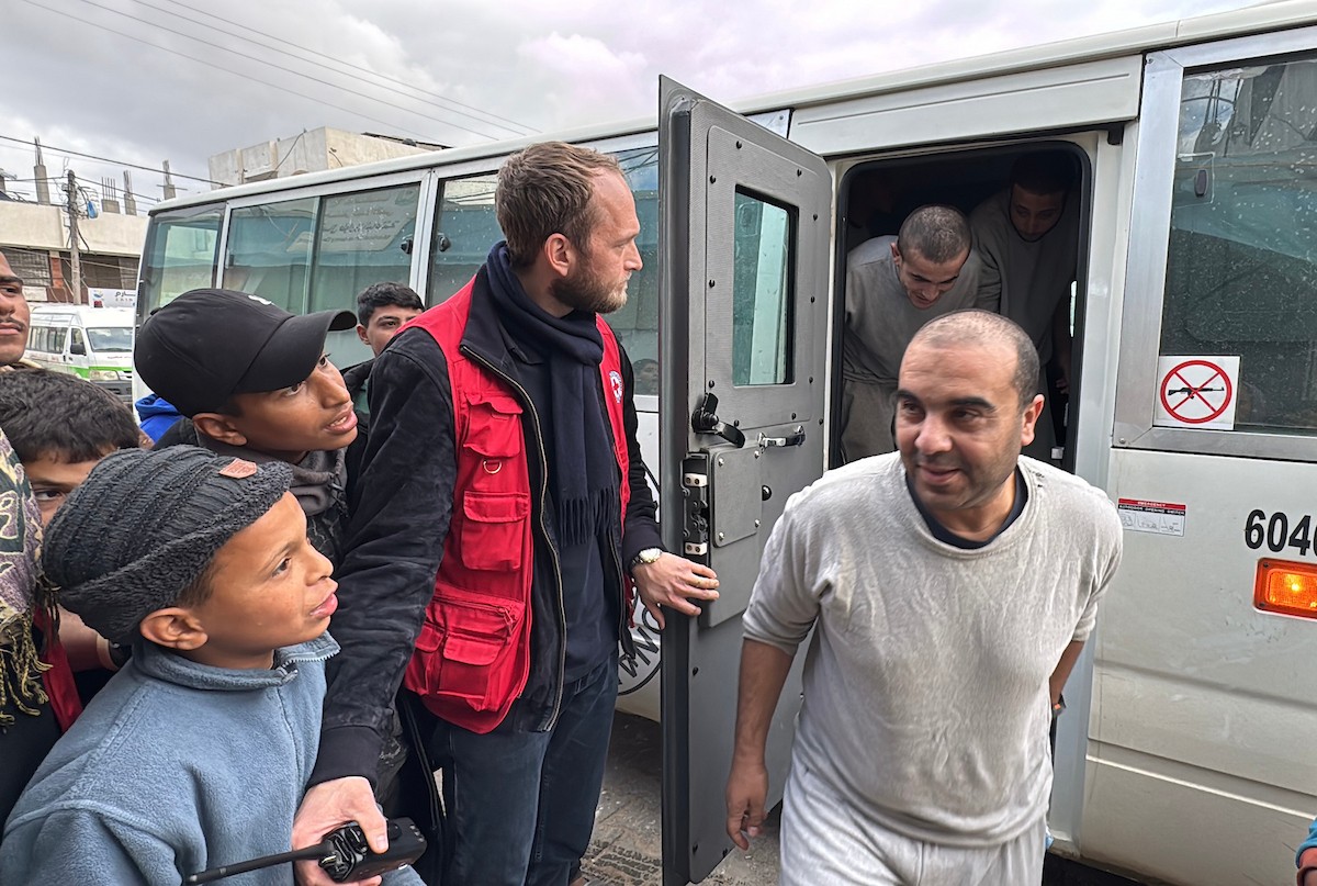 نقل أسرى فلسطينيين أفرج عنهم الجيش الإسرائيلي بواسطة سيارات تابعة للصليب الأحمر إلى مستشفى شهداء الأقصى لإجراء فحوصات طبية في دير البلح، وسط قطاع غزة، بتاريخ 28 ديسمبر/كانون الأول 2025. تصوير: أحمد إبراهيم