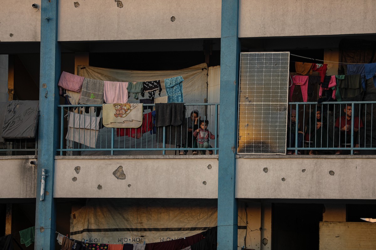 يواصل الفلسطينيون حياتهم اليومية في ظل ظروف صعبة في مدارس الأونروا بمدينة غزة في الأول من ديسمبر/كانون الأول 2025