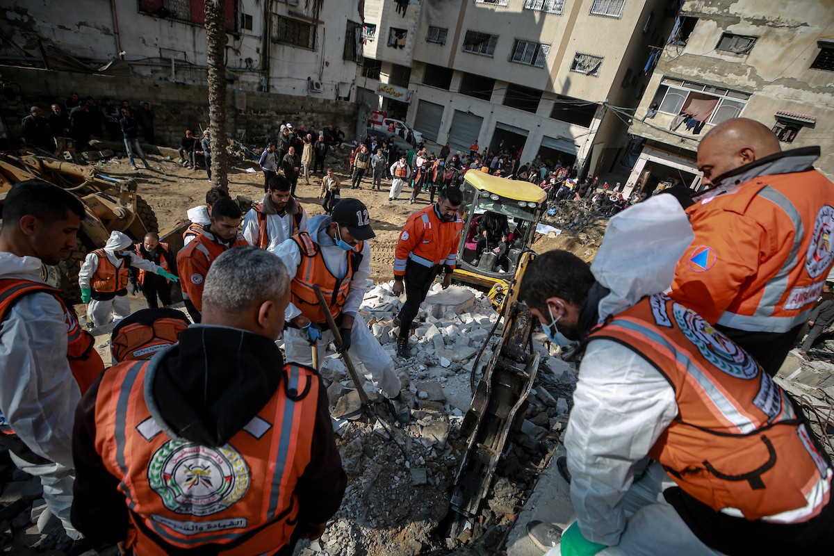 تواصل فرق الدفاع المدني، مستخدمةً آليات مصرية ثقيلة، عمليات البحث للوصول إلى جثث الفلسطينيين الذين سقطوا في هجمات إسرائيلية والمدفونين تحت الأنقاض في مدينة غزة، في 15 ديسمبر/كانون الأول 2025