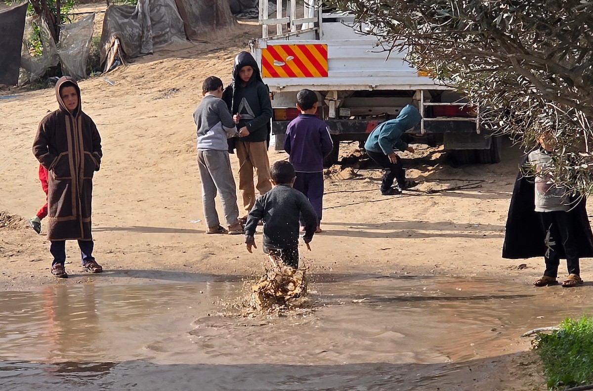 يُكافح الفلسطينيون النازحون، المقيمون في خيام مؤقتة، من أجل البقاء في ظل ظروف قاسية، حيث تجتاح الأمطار والعواصف الشديدة منطقة المواصي، غرب خان يونس، جنوب قطاع غزة، في 28 ديسمبر/كانون الأول 2025. (صورة: طارق محمد)