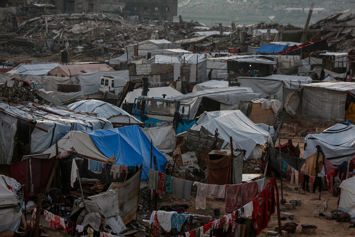 يحاول الفلسطينيون الحفاظ على حياتهم اليومية في مبانٍ مدمرة جزئيًا بعد أن غمرت الأمطار الغزيرة الخيام التي تؤوي نازحين في جباليا، شمال قطاع غزة، في 14 ديسمبر/كانون الأول 2025. صور: عمر أشتوي