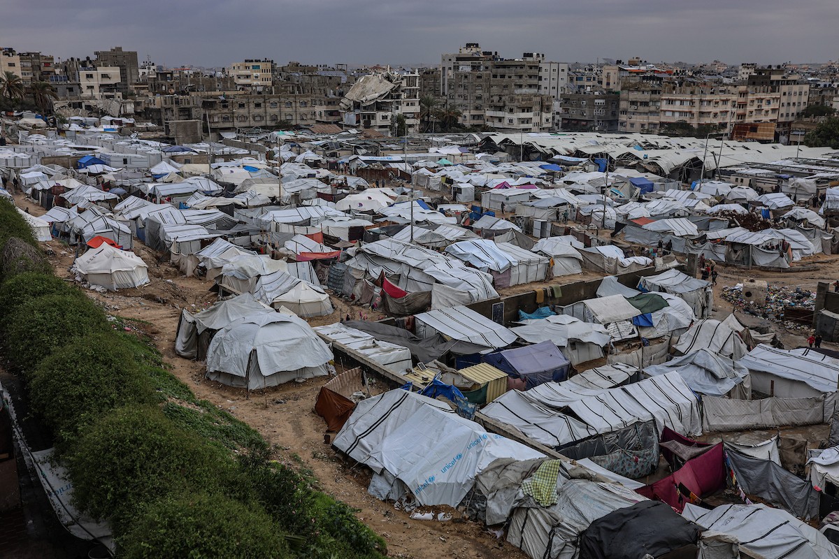 مشاهد عامة لخيام متداعية في مدينة غزة، حيث لم تعد توفر أي حماية من برد الشتاء القارس والأمطار الغزيرة. تسببت العاصفة الأخيرة في غمر آلاف الخيام بالمياه واقتلاعها في مدينة غزة. 29 ديسمبر/كانون الأول 2025. تصوير: عمر أشتوي