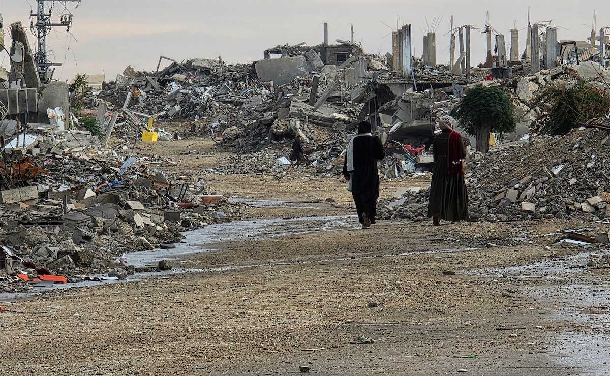 عائلة فلسطينية تحتمي من برد الشتاء القارس في خيمة نصبتها فوق منزلها المدمر قرب الخط الأصفر في خان يونس، جنوب قطاع غزة، ١٧ ديسمبر/كانون الأول ٢٠٢٥. تصوير: طارق محمد/وكالة الأنباء الفلسطينية (APA )