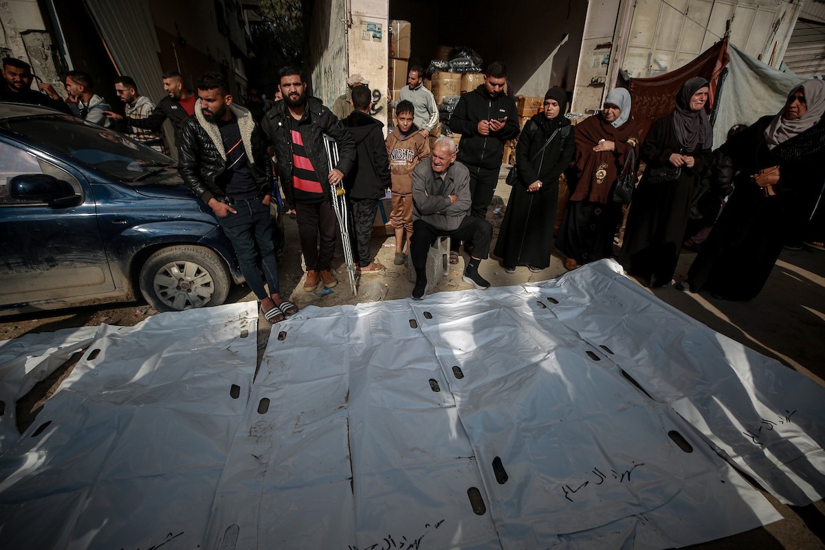 تواصل فرق الدفاع المدني، مستخدمةً آليات مصرية ثقيلة، عمليات البحث للوصول إلى جثث الفلسطينيين الذين سقطوا في هجمات إسرائيلية والمدفونين تحت الأنقاض في مدينة غزة، في 15 ديسمبركانون الأول 2025