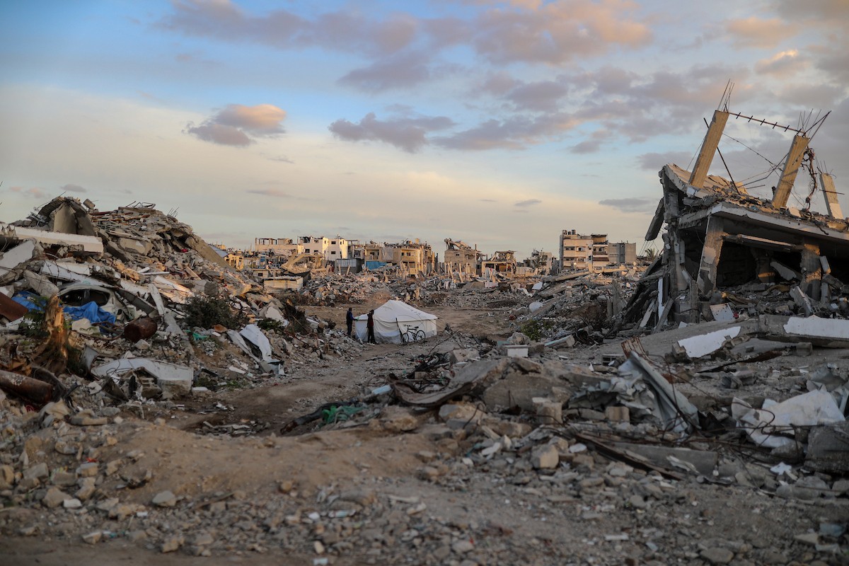 يواصل الفلسطينيون النازحون حياتهم اليومية في ظل ظروف صعبة داخل خيام النزوح المنتشرة وسط الدمار في حي الزيتون، جنوب شرق مدينة غزة، في 9 ديسمبر/كانون الأول 2025. تصوير: عمر أشتوي