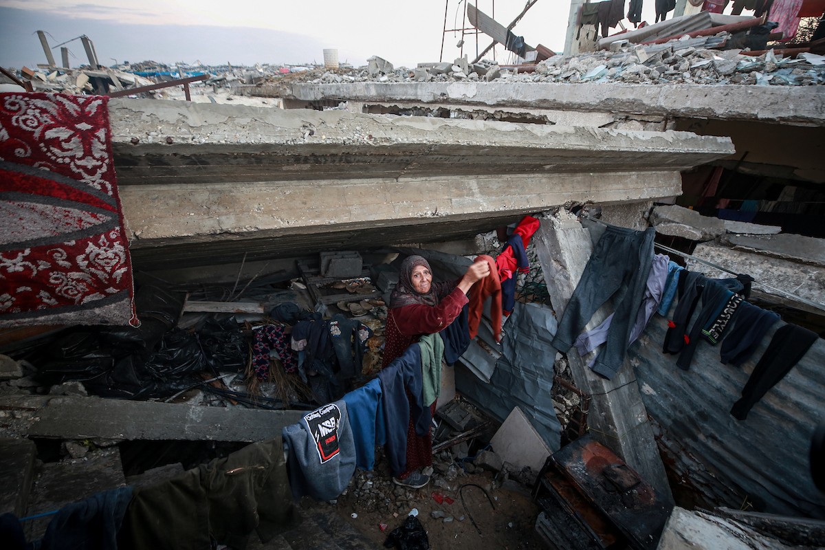 يحاول الفلسطينيون الحفاظ على حياتهم اليومية في مبانٍ مدمرة جزئيًا بعد أن غمرت الأمطار الغزيرة الخيام التي تؤوي نازحين في جباليا، شمال قطاع غزة، في 14 ديسمبر/كانون الأول 2025. صور: عمر أشتوي