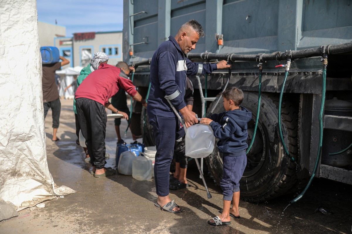 مجدي ريحان، الفلسطيني مبتور الساق، البالغ من العمر 44 عامًا، يعيش مع أطفاله الأربعة في مخيم جباليا شمال غزة بعد استشهاد (13).jpg