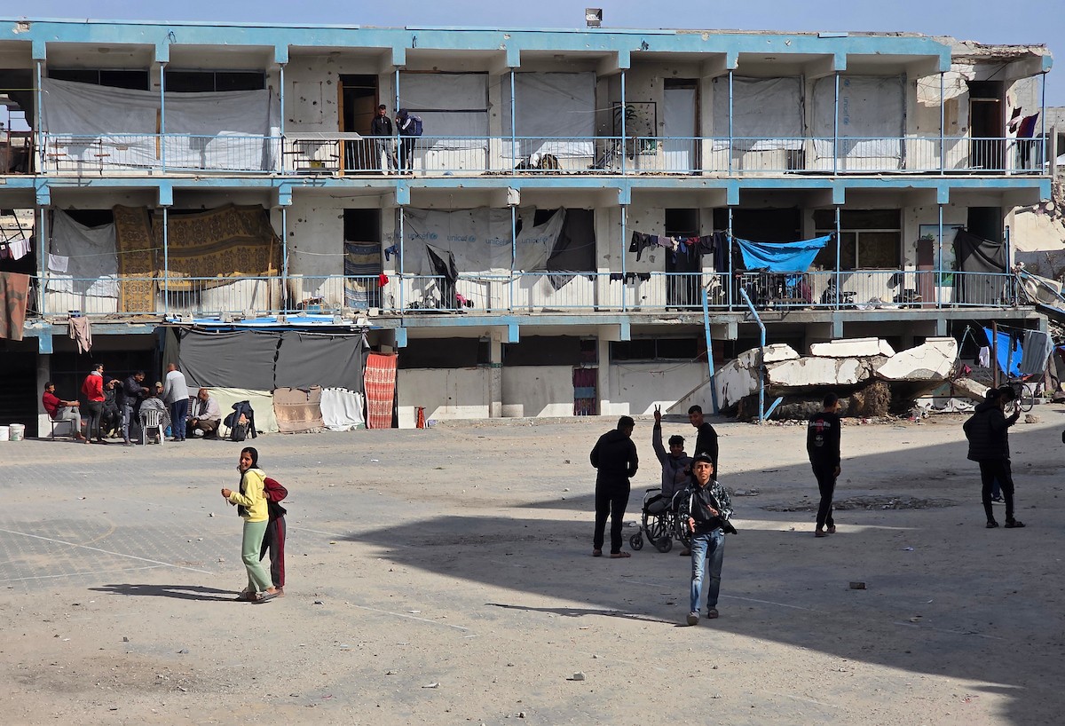 الجيش الإسرائيلي يعيد وضع الكتل الخرسانية الصفراء المُستخدمة لترسيم خط الانسحاب المؤقت داخل قطاع غزة، في بلدة بني سهيلة شرق خان يونس . تصوير: طارق محمد