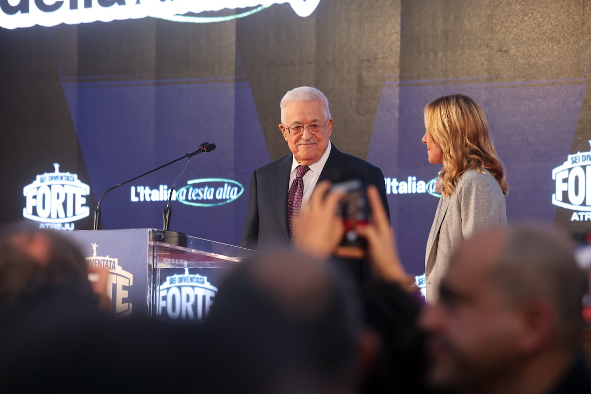 الرئيس الفلسطيني محمود عباس (أبو مازن) يلقي خطاباً في مؤتمر حزب إخوة إيطاليا. روما، إيطاليا، ١٢ ديسمبر/كانون الأول ٢٠٢٥