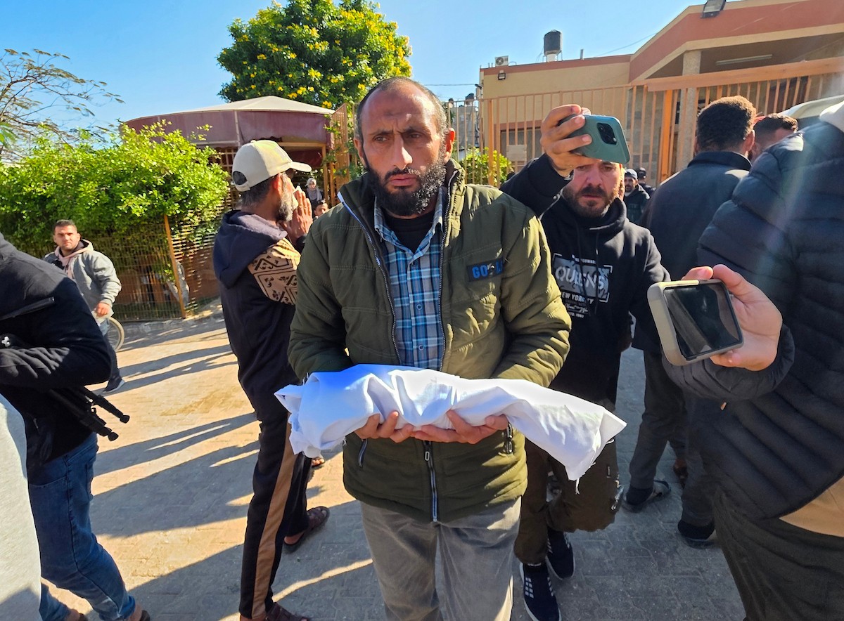 توفي الرضيع الفلسطيني سعيد عابدين، البالغ من العمر شهراً واحداً، نتيجة البرد القارس في خان يونس، جنوب قطاع غزة، ليرتفع بذلك عدد ضحايا العاصفة إلى 13. صور : طارق محمد/ (APA)