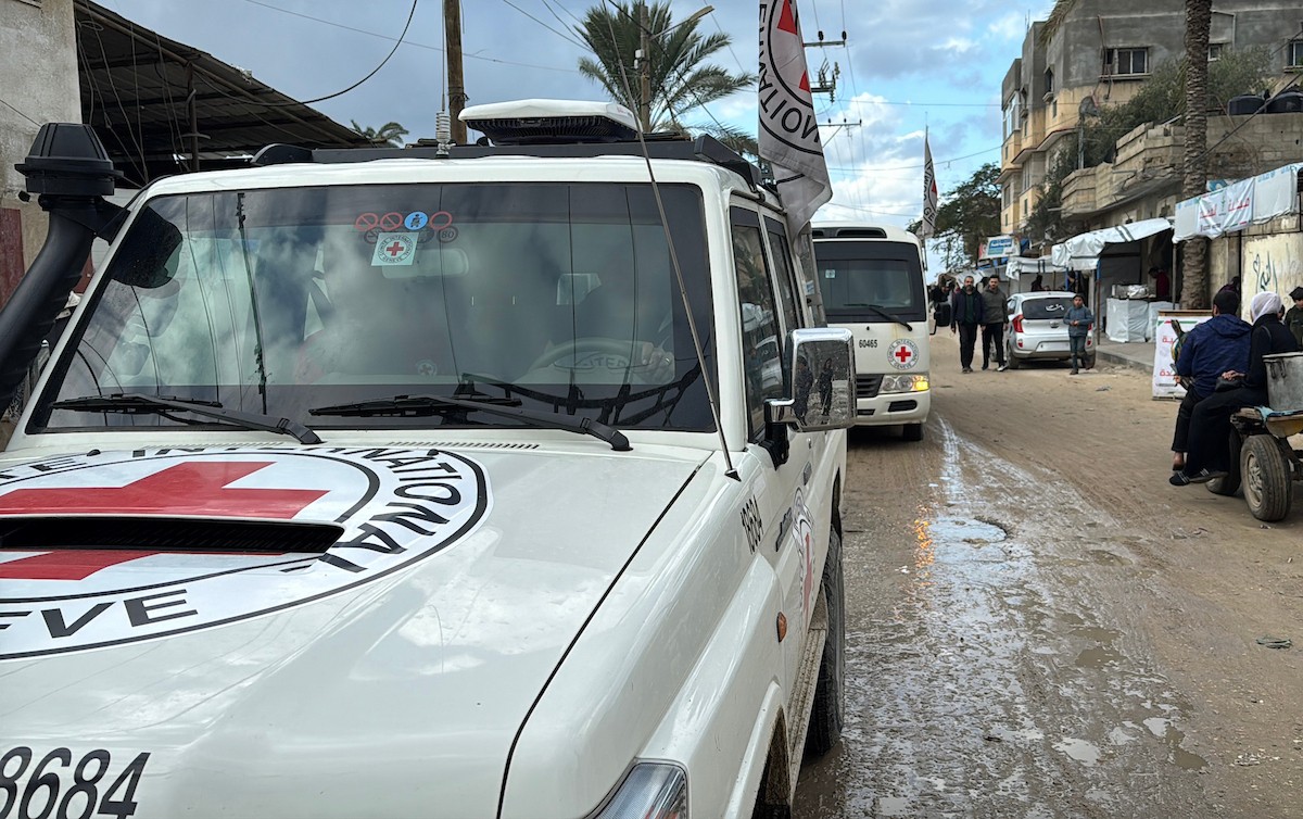 نقل أسرى فلسطينيين أفرج عنهم الجيش الإسرائيلي بواسطة سيارات تابعة للصليب الأحمر إلى مستشفى شهداء الأقصى لإجراء فحوصات طبية في دير البلح، وسط قطاع غزة، بتاريخ 28 ديسمبر/كانون الأول 2025. تصوير: أحمد إبراهيم