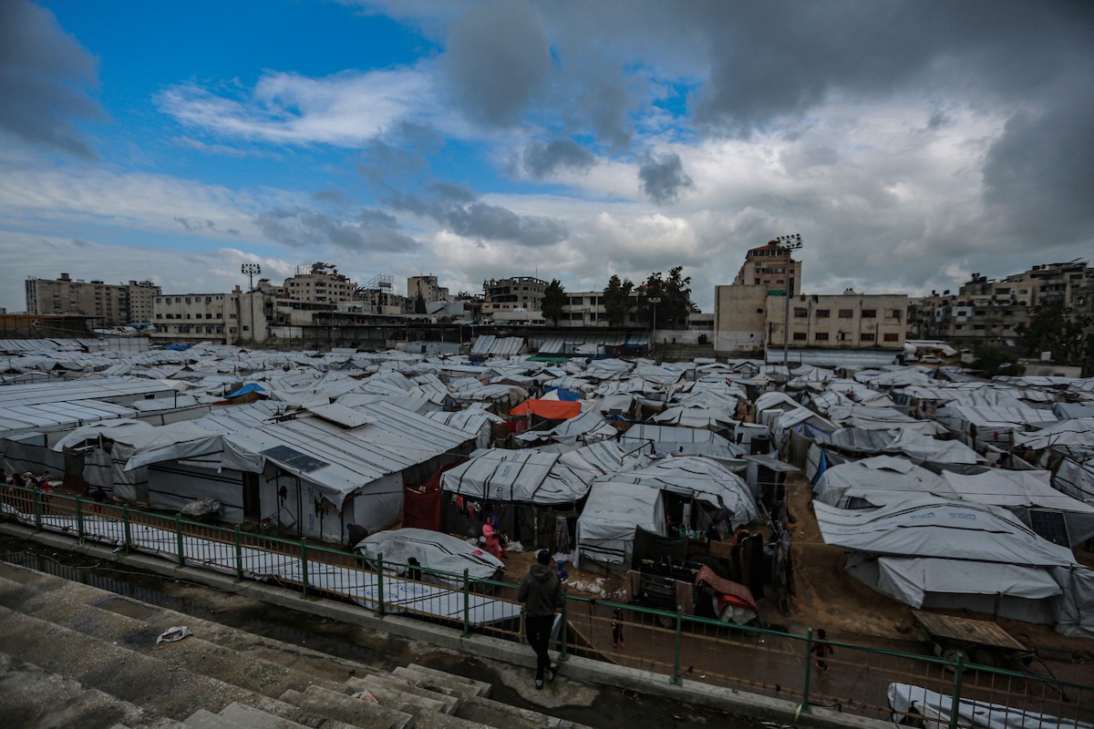 مشاهد عامة لخيام متداعية في مدينة غزة، حيث لم تعد توفر أي حماية من برد الشتاء القارس والأمطار الغزيرة. تسببت العاصفة الأخيرة في غمر آلاف الخيام بالمياه واقتلاعها في مدينة غزة. 29 ديسمبر/كانون الأول 2025. تصوير: عمر أشتوي