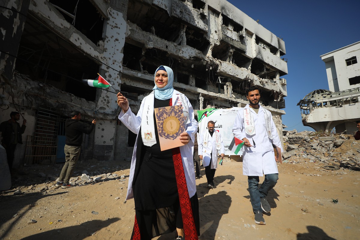 حفل تخرج للأطباء الحاصلين على البورد الفلسطيني في ساحة  الشفاء بمدينة غزة، 25 ديسمبر/كانون الأول 2025.تصوير: عمر أشتوي