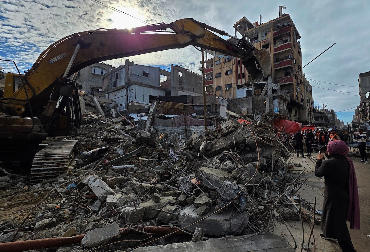 فرق الدفاع المدني تبدأ عمليات البحث عن 55 جثة تحت أنقاض 13 منزلاً دمرها القصف الإسرائيلي في خان يونس، 20 ديسمبر/كانون الأول 2025. صور: طارق محمد/ (APA )