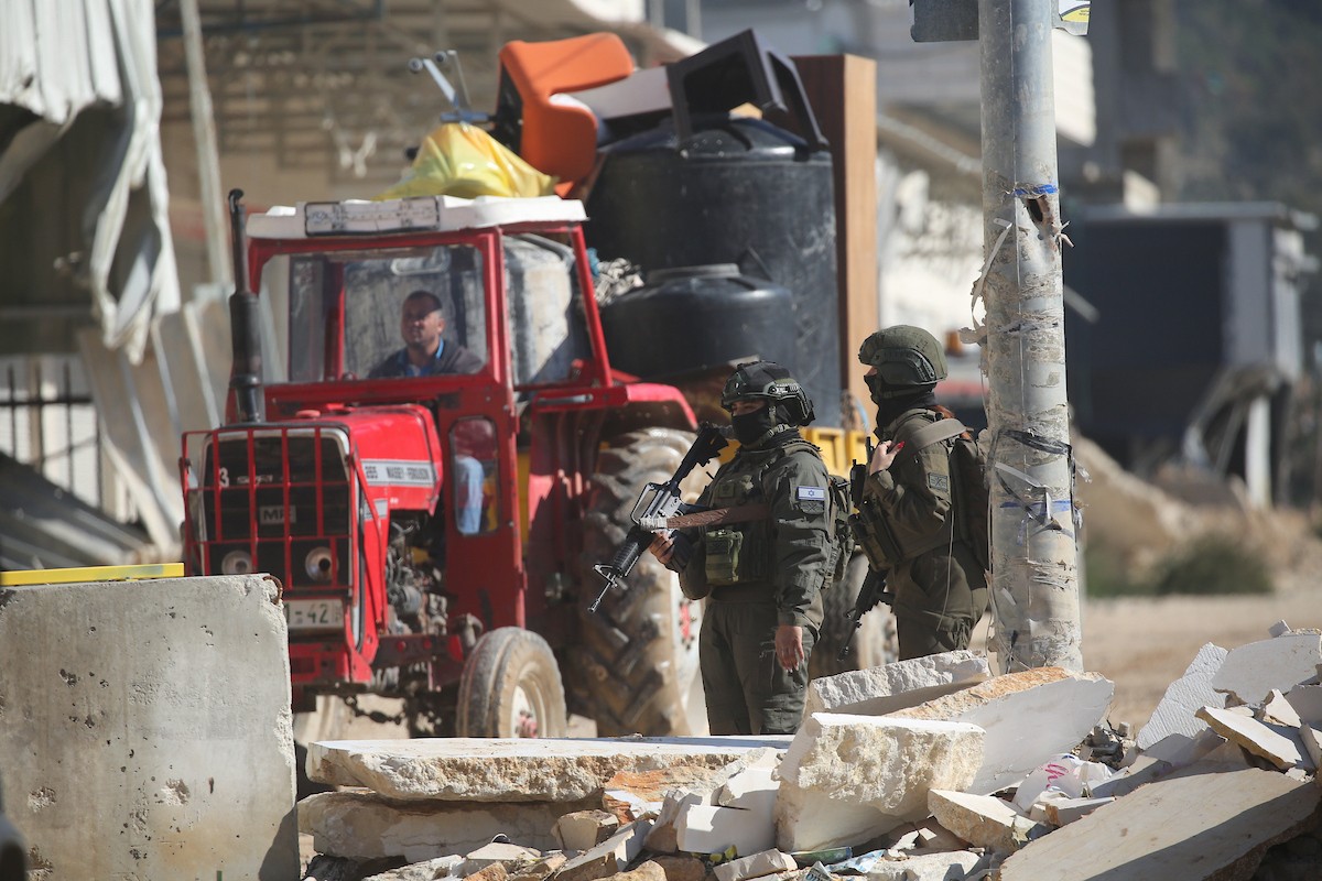 فلسطينيون يحملون أمتعتهم بعد إجبارهم على مغادرة منازلهم على يد القوات الإسرائيلية خلال مداهمة مخيم نور شمس للاجئين في طولكرم، بالضفة الغربية المحتلة، في 17 ديسمبركانون الأول 2025. صورة محمد ناصر
