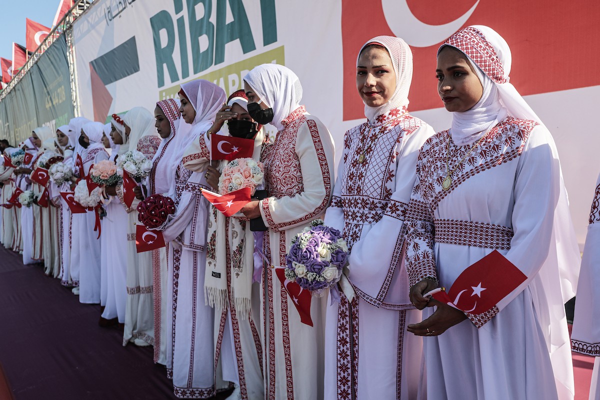 حفل زفاف جماعي لنحو 200 عريس وعروس تحت عنوان 