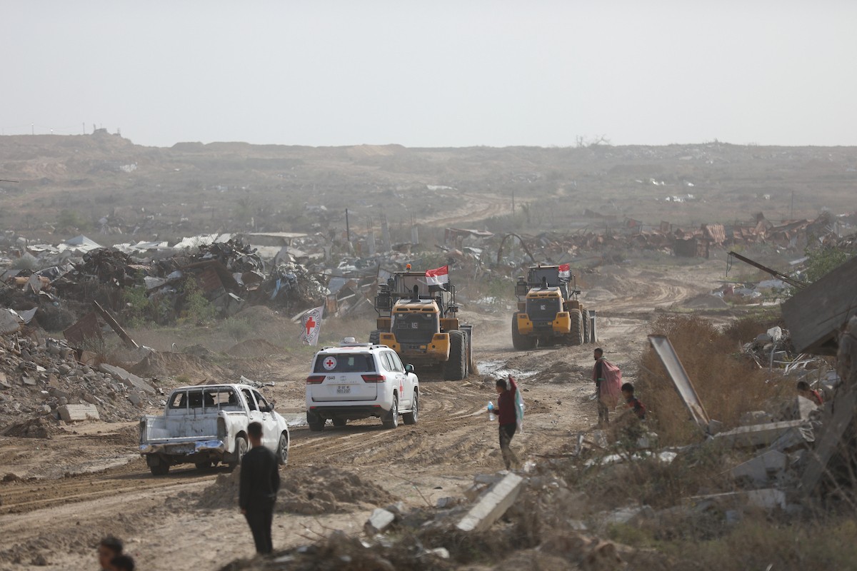فرق من كتائب القسام ومسؤولون من الصليب الأحمر إلى جانب آليات ثقيلة تابعة لمصر،تجري عمليات بحث في حي الزيتون بمدينة غزة، لاستعادة جثة إسرائيلي في 8 ديسمبر/كانون الأول 2025. تصوير: عمر أشتوي