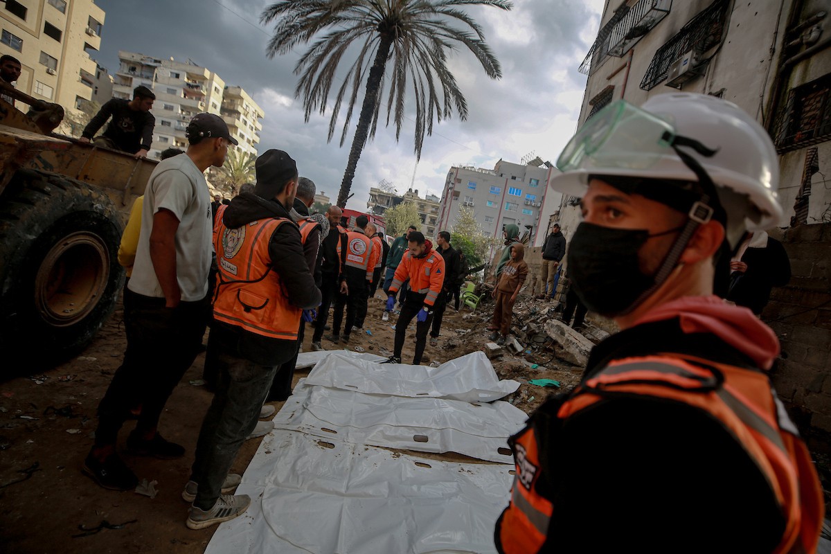 عمال الدفاع المدني الفلسطيني يبحثون عن جثث في مبنى منهار يعود لعائلة سالم، استُهدف بغارات إسرائيلية في بداية الحرب، في شارع الجلاء بمدينة غزة، يوم الاثنين 15 ديسمبر/كانون الأول 2025. صورة: عمر أشتوي