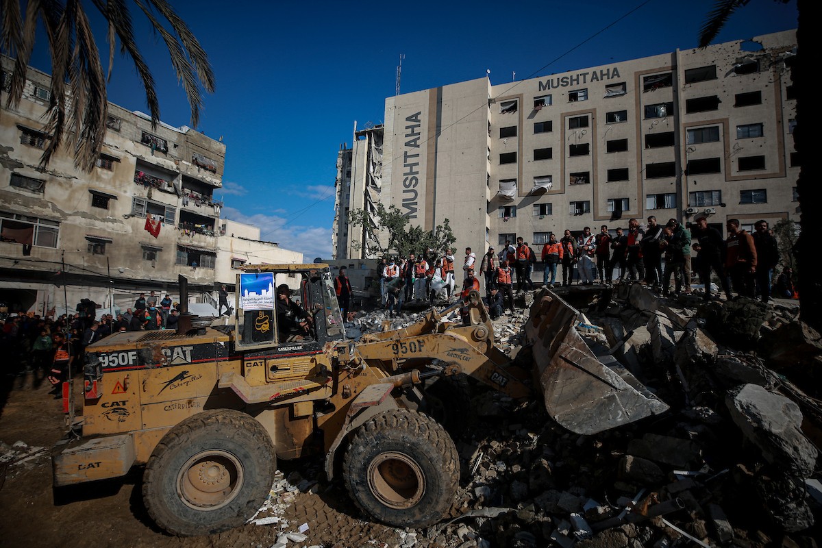 تواصل فرق الدفاع المدني، مستخدمةً آليات مصرية ثقيلة، عمليات البحث للوصول إلى جثث الفلسطينيين الذين سقطوا في هجمات إسرائيلية والمدفونين تحت الأنقاض في مدينة غزة، في 15 ديسمبر/كانون الأول 2025