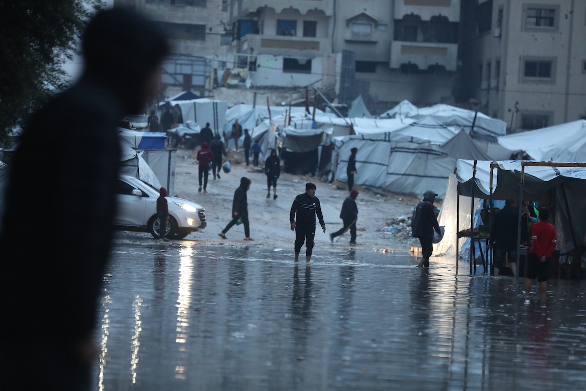 النازحون الفلسطينيون يواجهون برداً قارساً في الخيام بمدينة غزة، 15 ديسمبر/كانون الأول 2025. تصوير: عمر أشتوي