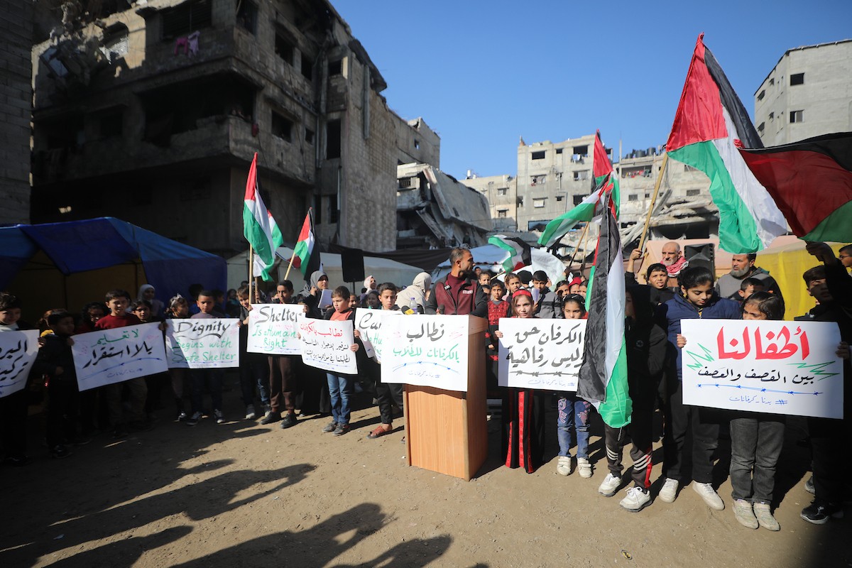 شارك أطفال فلسطينيون في احتجاج بمدينة غزة، مطالبين ببيئة تعليمية آمنة وكريمة بدلاً من الخيام التي يتلقون فيها دروسهم حالياً، ديسمبر/كانون الأول 2025. تصوير: عمر أشتوي