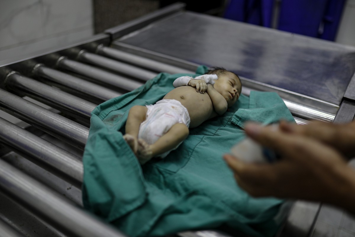 توفي طفل رضيع يبلغ من العمر ثلاثة أشهر، يُدعى تيم الخواجة، كان يعيش في خيمة بمخيم الشاطئ غرب مدينة غزة، نتيجةً لظروف الطقس الباردة في شمال قطاع غزة، في 12 ديسمبر/كانون الأول 2025.