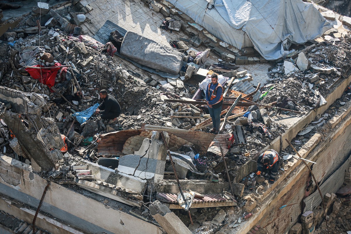 عمليات بحث وإنقاذ في مبنى سكني انهار في مخيم الشاطئ، مدينة غزة، 16 ديسمبر/كانون الأول 2025. صورة: عمر أشتوي