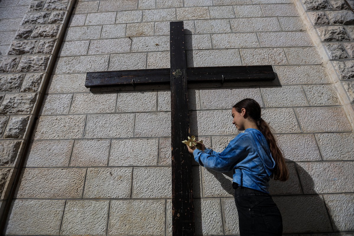 المسيحيون الفلسطينيون يزينون كنيسة دير اللاتين في مدينة غزة، في ظل الظروف الصعبة التي يمر بها القطاع المحاصر، استعدادًا لاحتفالات رأس السنة، ويواصلون استعداداتهم رغم الصعوبات التي يواجهها. 9 ديسمبر/كانون الأول 2025. تصوير: عمر أشتوي