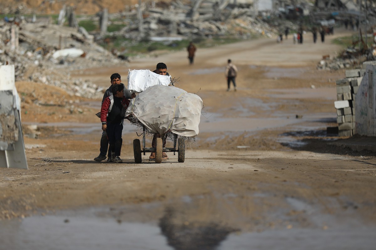 فتح الجيش الإسرائيلي مجرى وادي غزة، مما أدى إلى ارتفاع منسوب المياه إلى مستوى الجسر. وقد فاقم هذا الوضع معاناة العائلات النازحة التي كانت تقيم في خيام بالمنطقة بعد أن فاض الوادي وجرف خيامها، 29 ديسمبر/كانون الأول 2025. صورة: رمزي أبو عامر